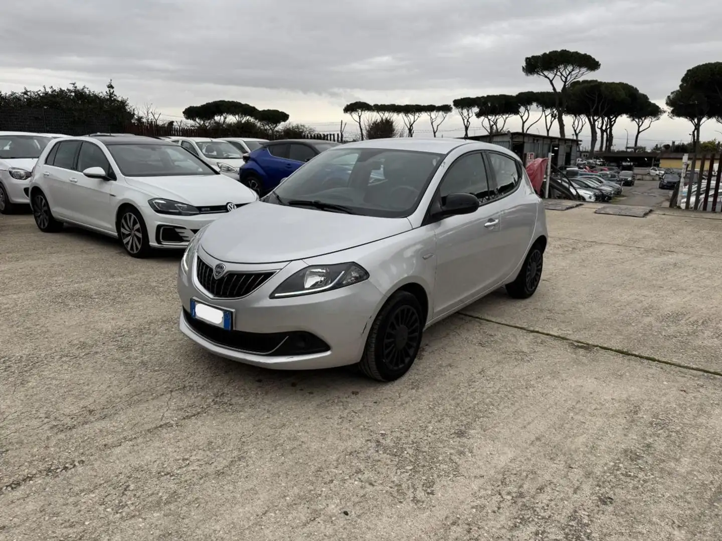 Lancia Ypsilon HYBRID 1.0cc 70cv CERCHI IN LEGA Gris - 1