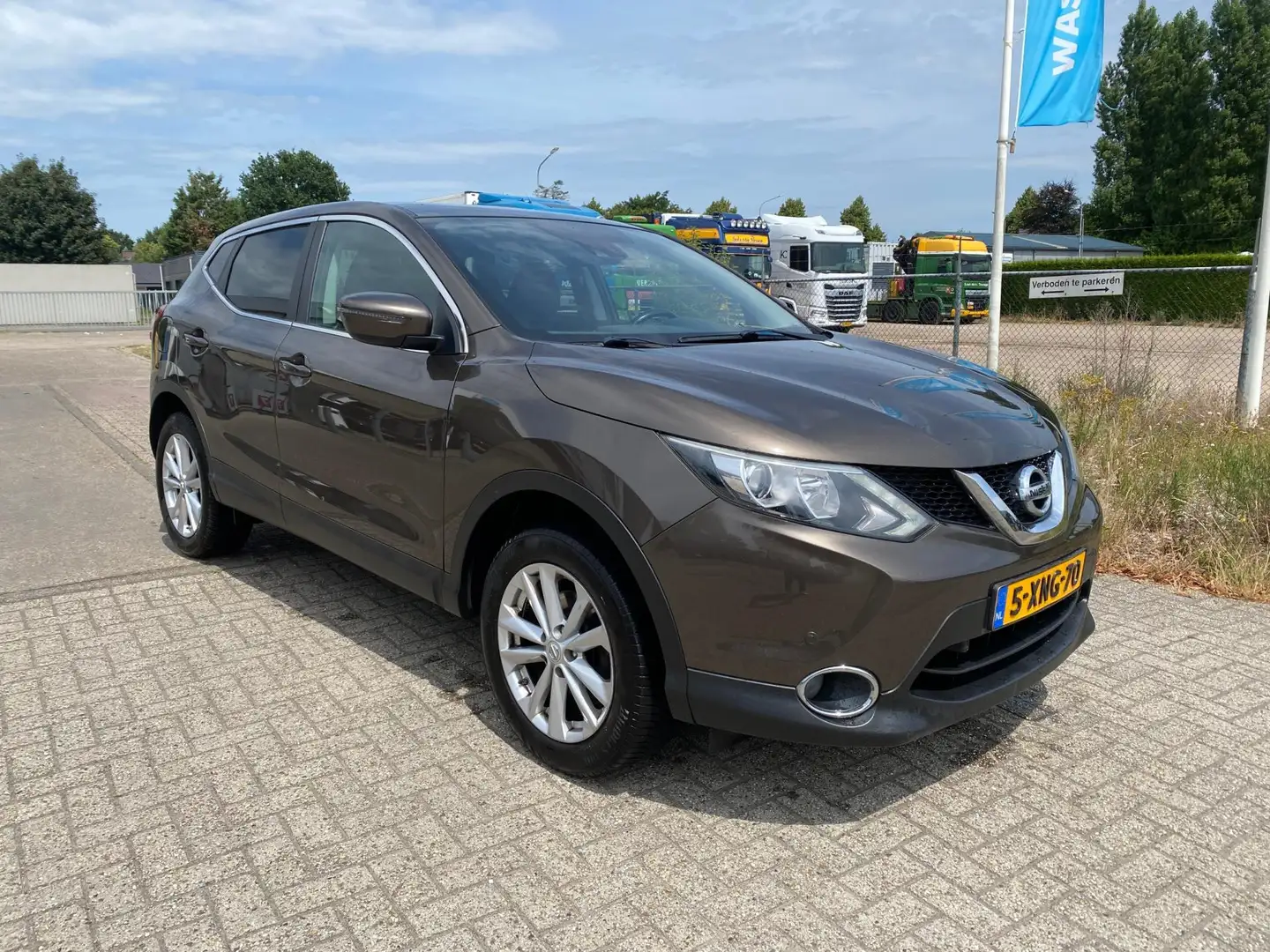 Nissan Qashqai 1.2 Premier Edition Bruin - 2