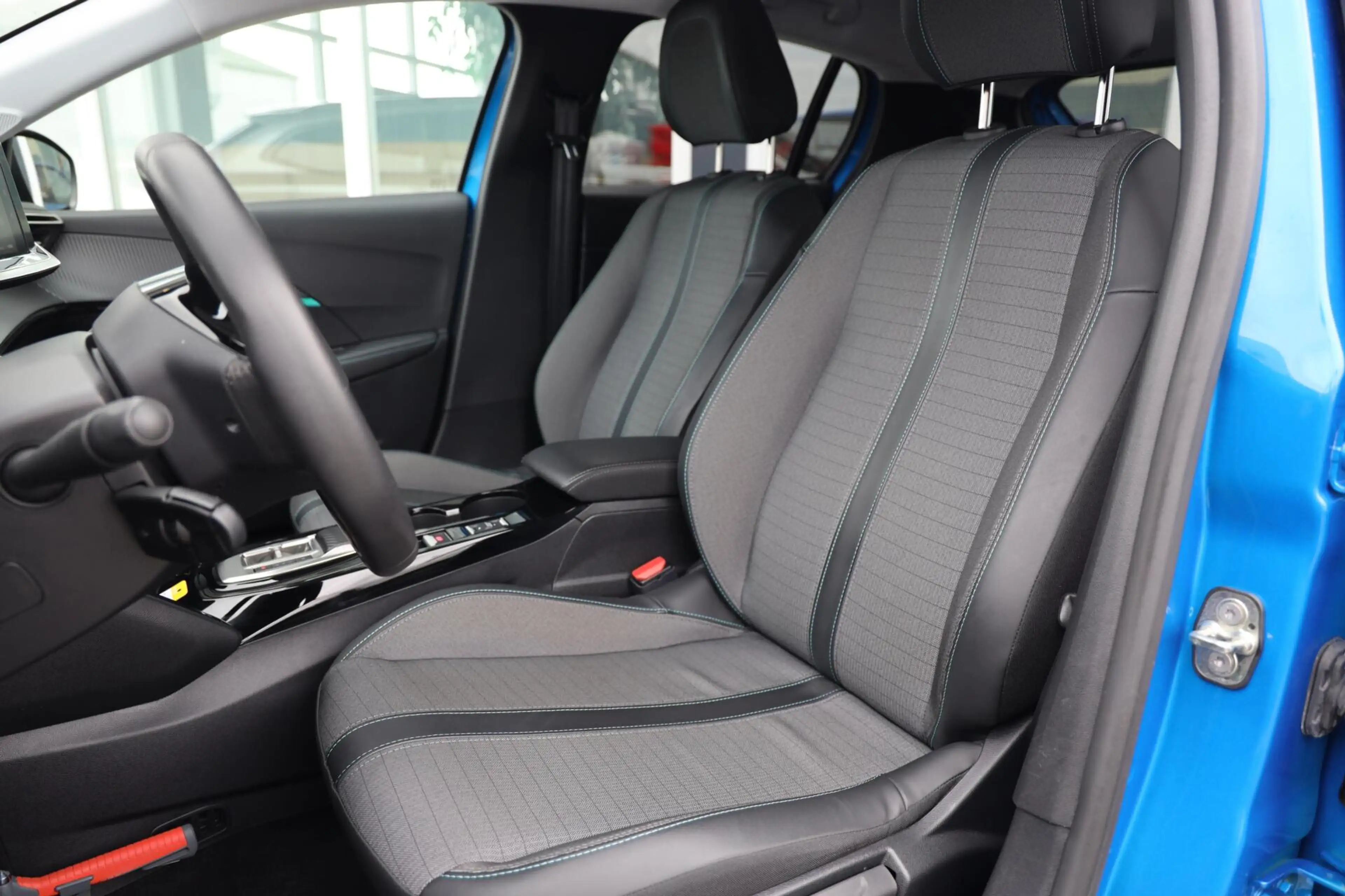 Peugeot e-208 EV Allure Pack 50 kWh|SOH 94%|Camera|Apple carplay — photo 6