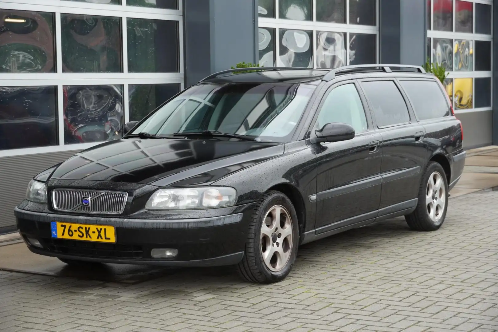 Volvo V70 2.4 Comfort Line 170PK Inruilkoopje! APK 06-2026 Zwart - 2