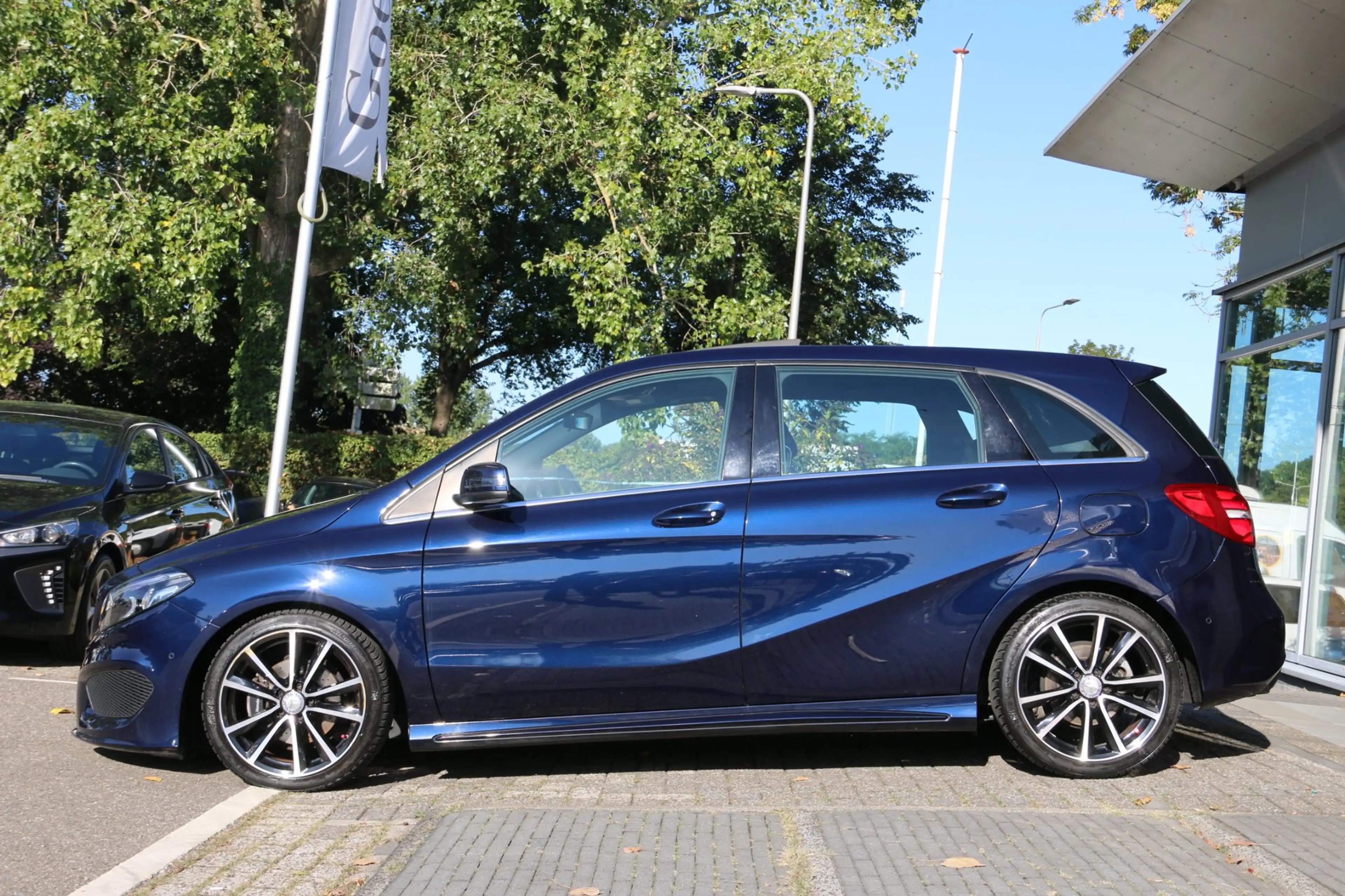 Mercedes-Benz B 180 Business Solution AMG PANO-DAK NL-AUTO NAP! — photo 3