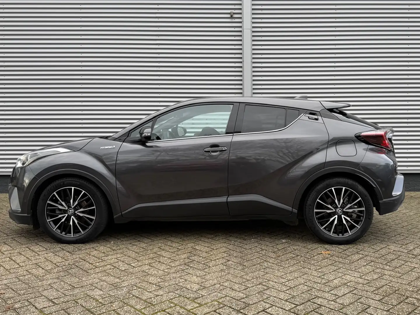 Toyota C-HR 1.8 Hybrid 122pk CVT Executive | Dodehoekdetectie Grau - 2