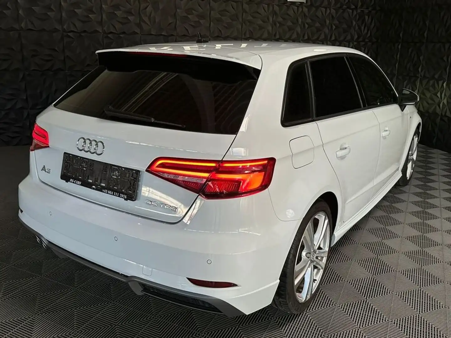 Audi A3 35 TFSI  3xS Line Bílá - 2