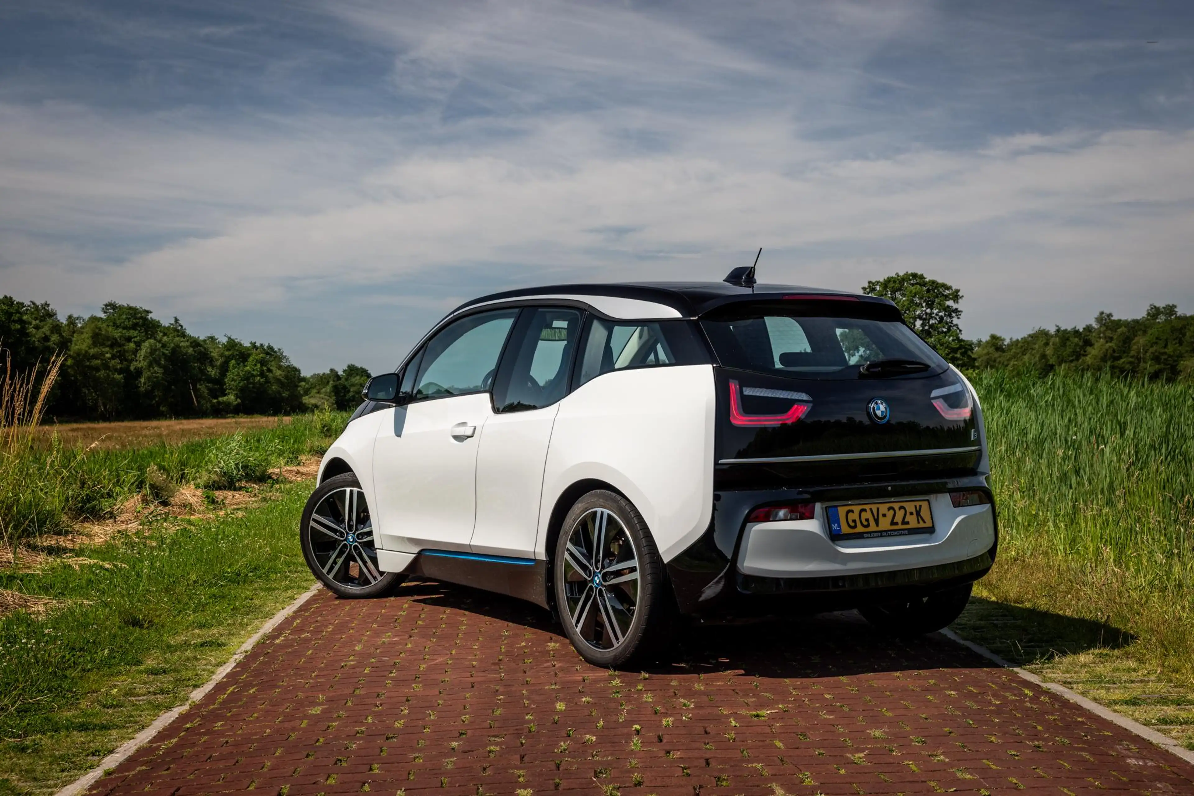 BMW i3 Basis 120Ah 42 kWh Warmtepomp LED 20 inch — photo 2