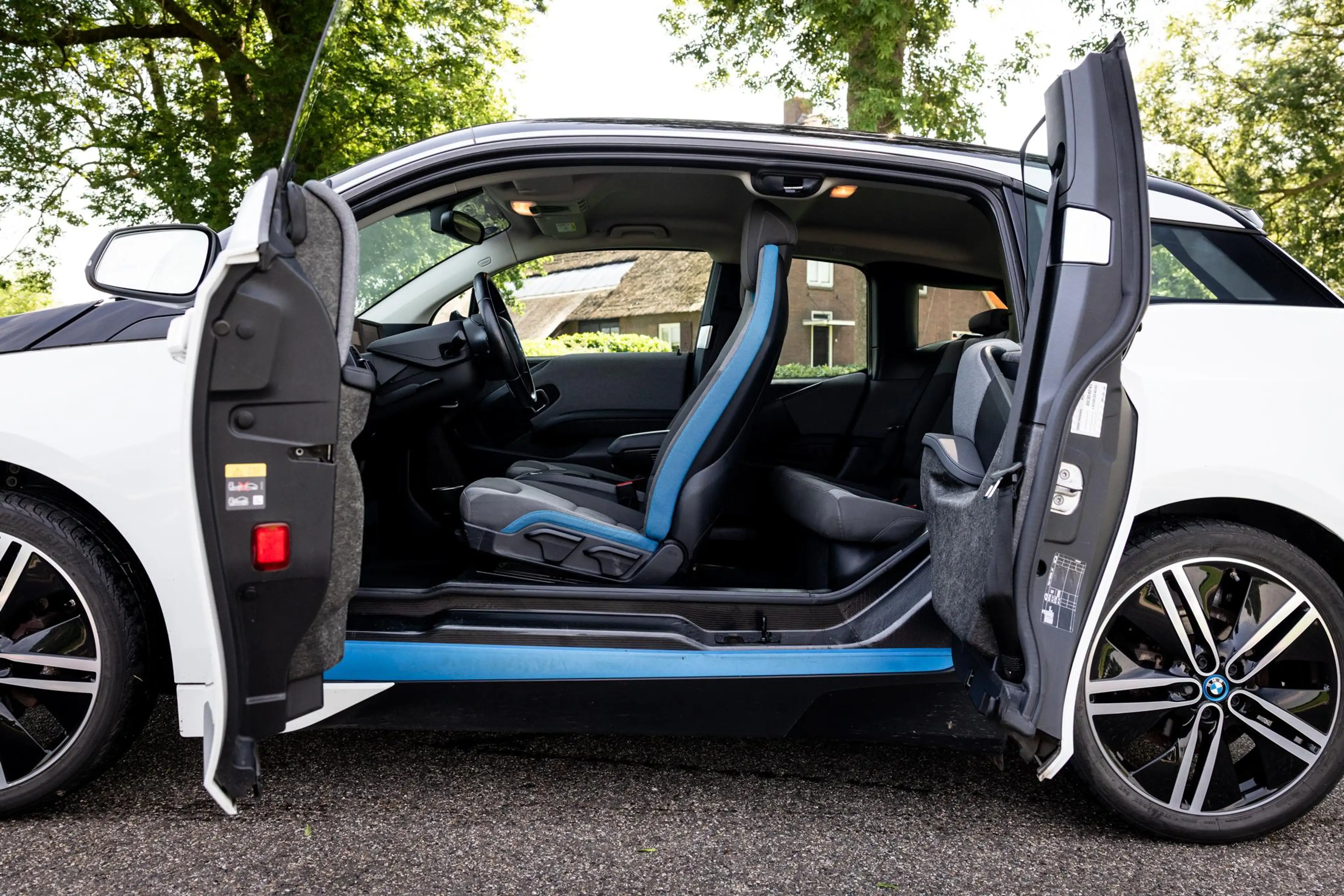 BMW i3 Basis 120Ah 42 kWh Warmtepomp LED 20 inch — photo 9
