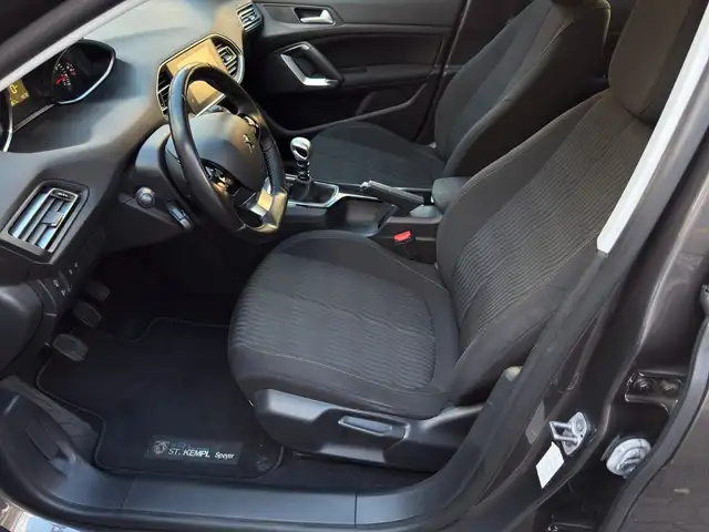 Peugeot 308 view 9