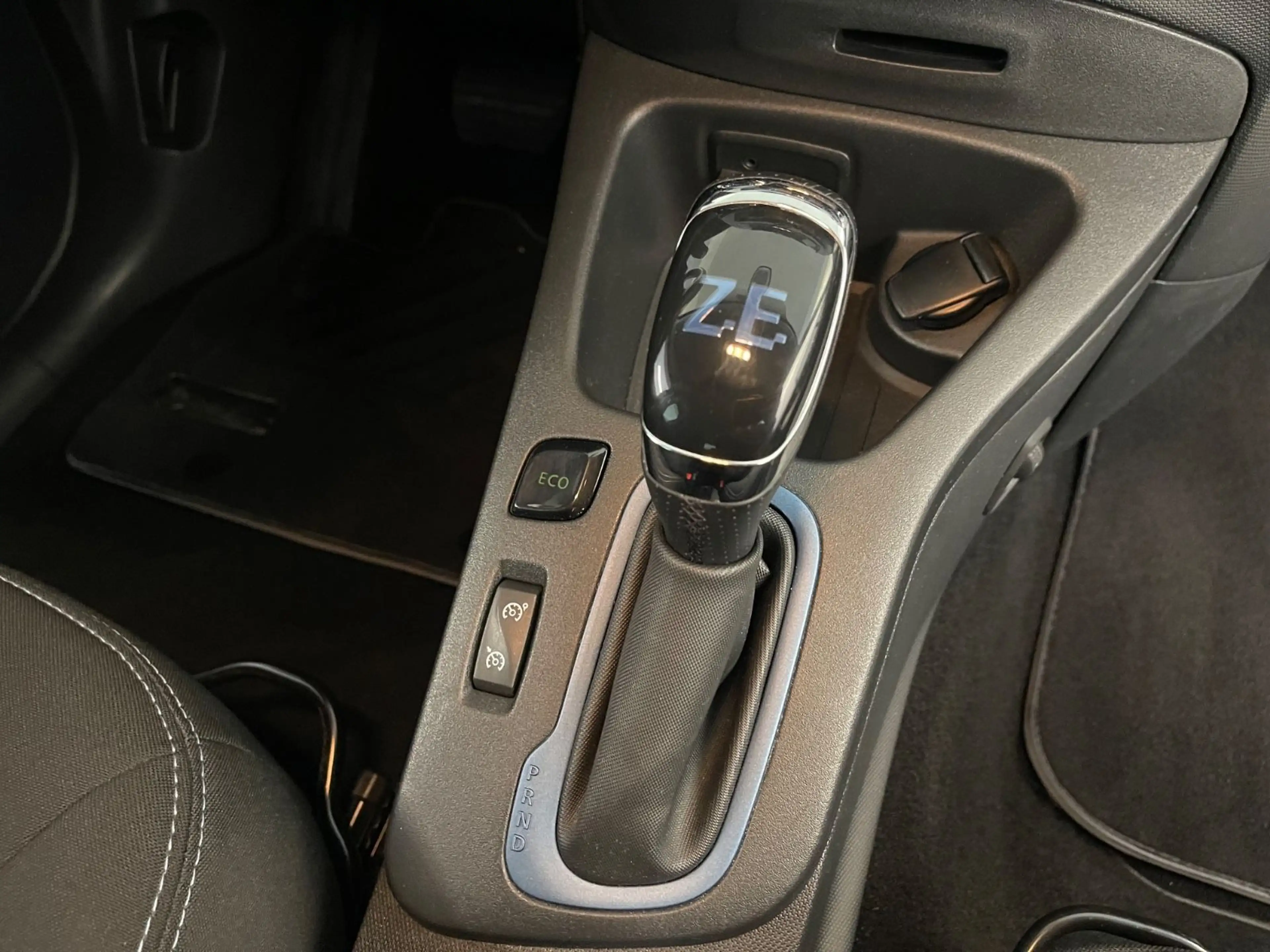 Renault ZOE Zoe Life — photo 11