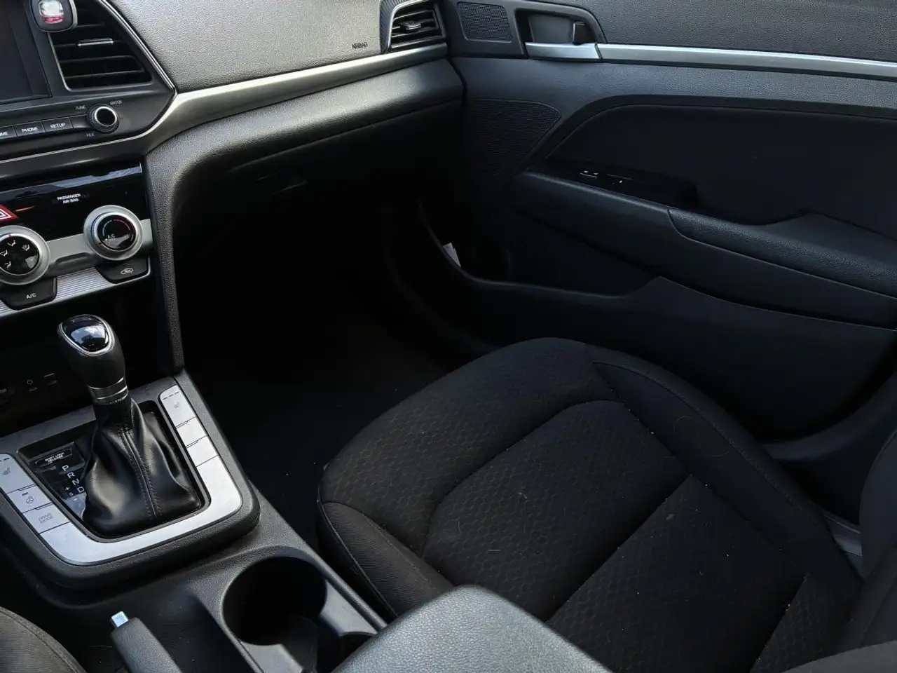 Hyundai ELANTRA снимка Hyundai ELANTRA