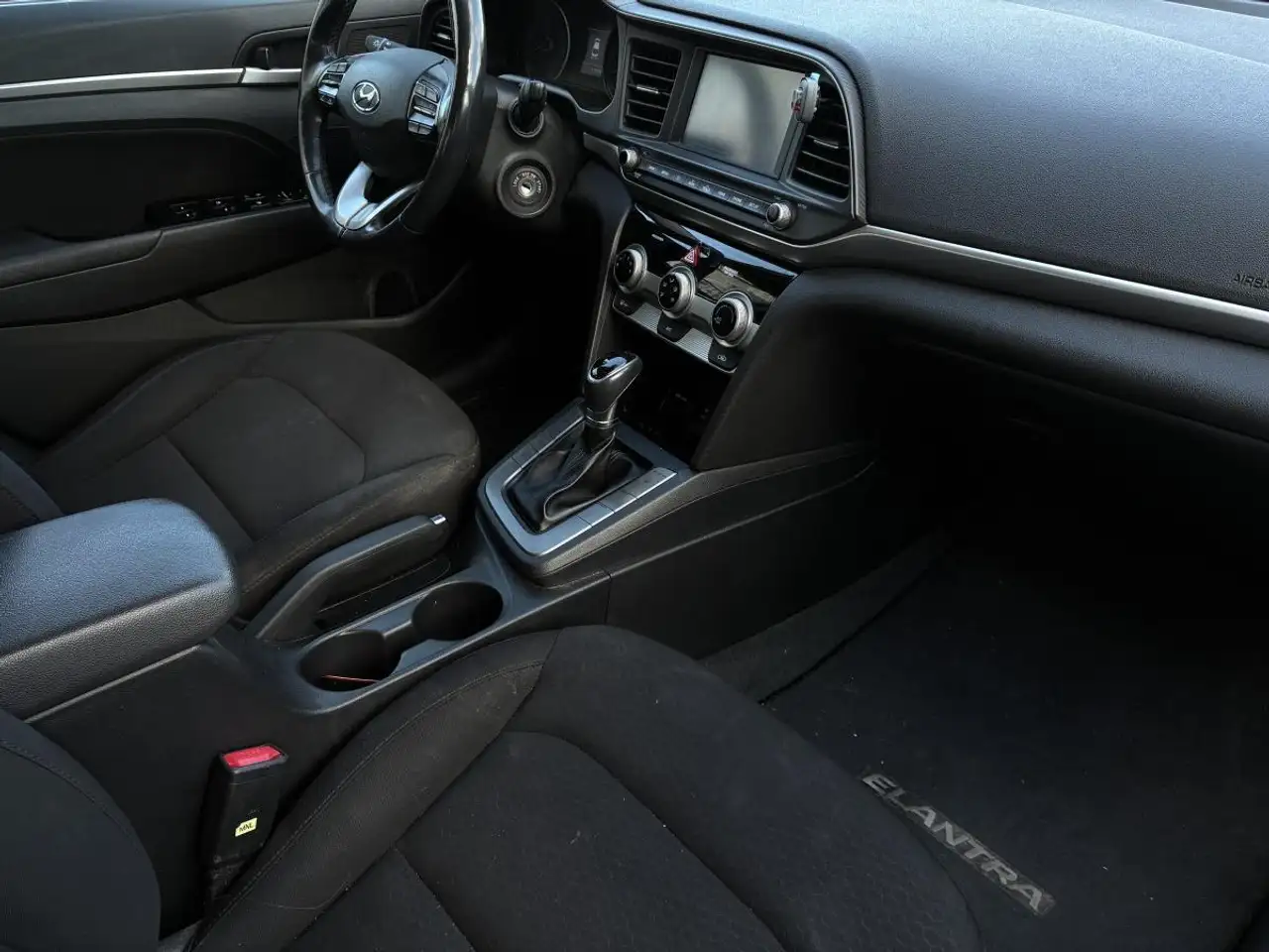 Hyundai ELANTRA снимка Hyundai ELANTRA