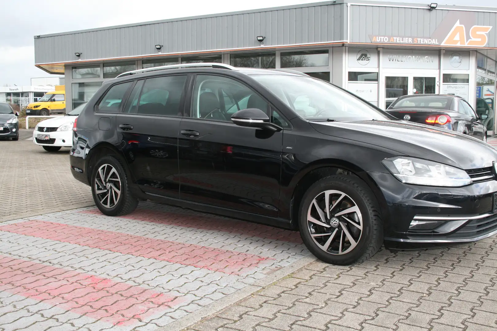 Volkswagen Golf Variant Kombi in Schwarz gebraucht in Stendal für