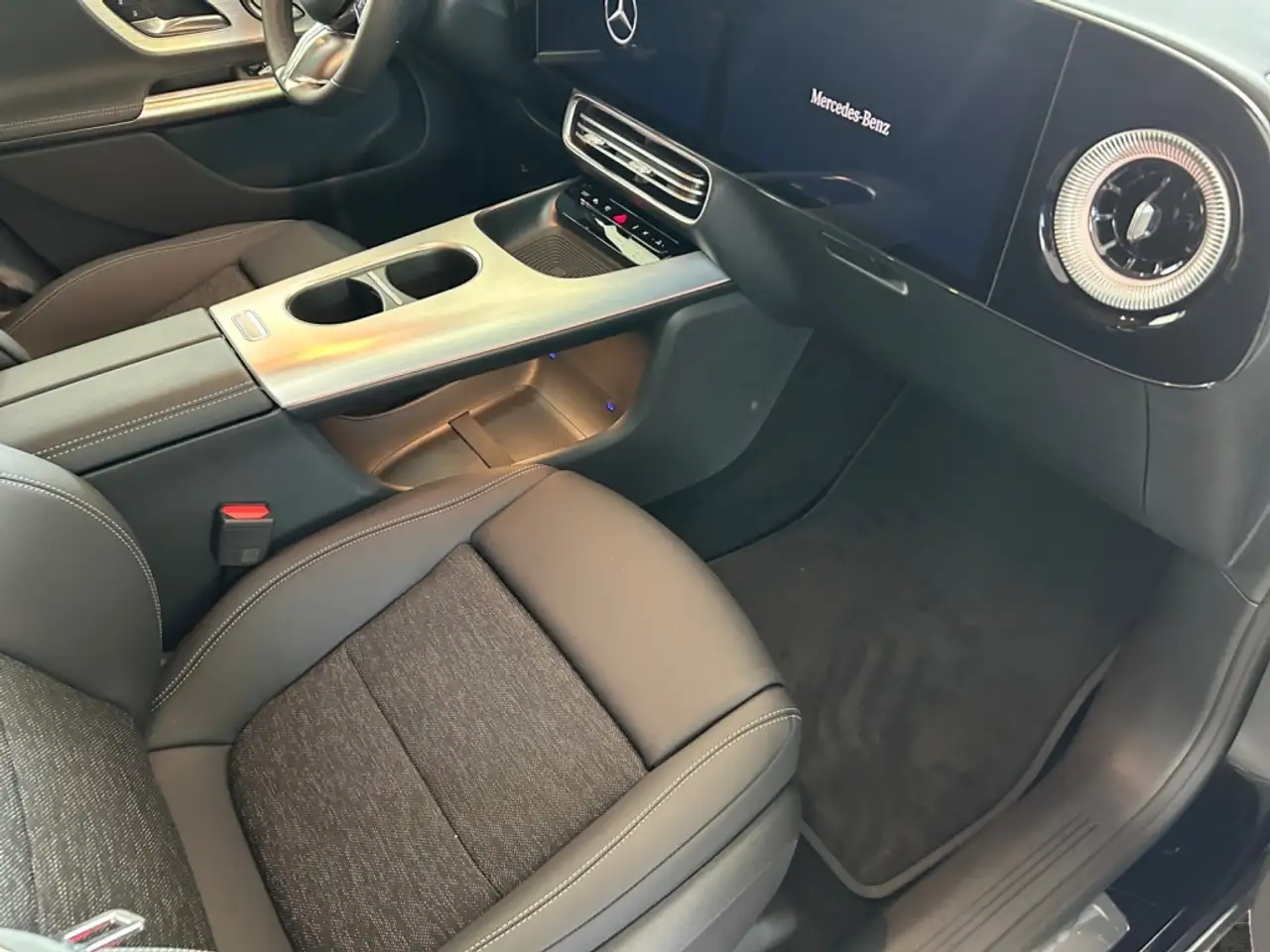 Mercedes-Benz GLB 200 PROGRESSIV+NIGHT+19"+PANORAMA+8G+KEYLESS 6