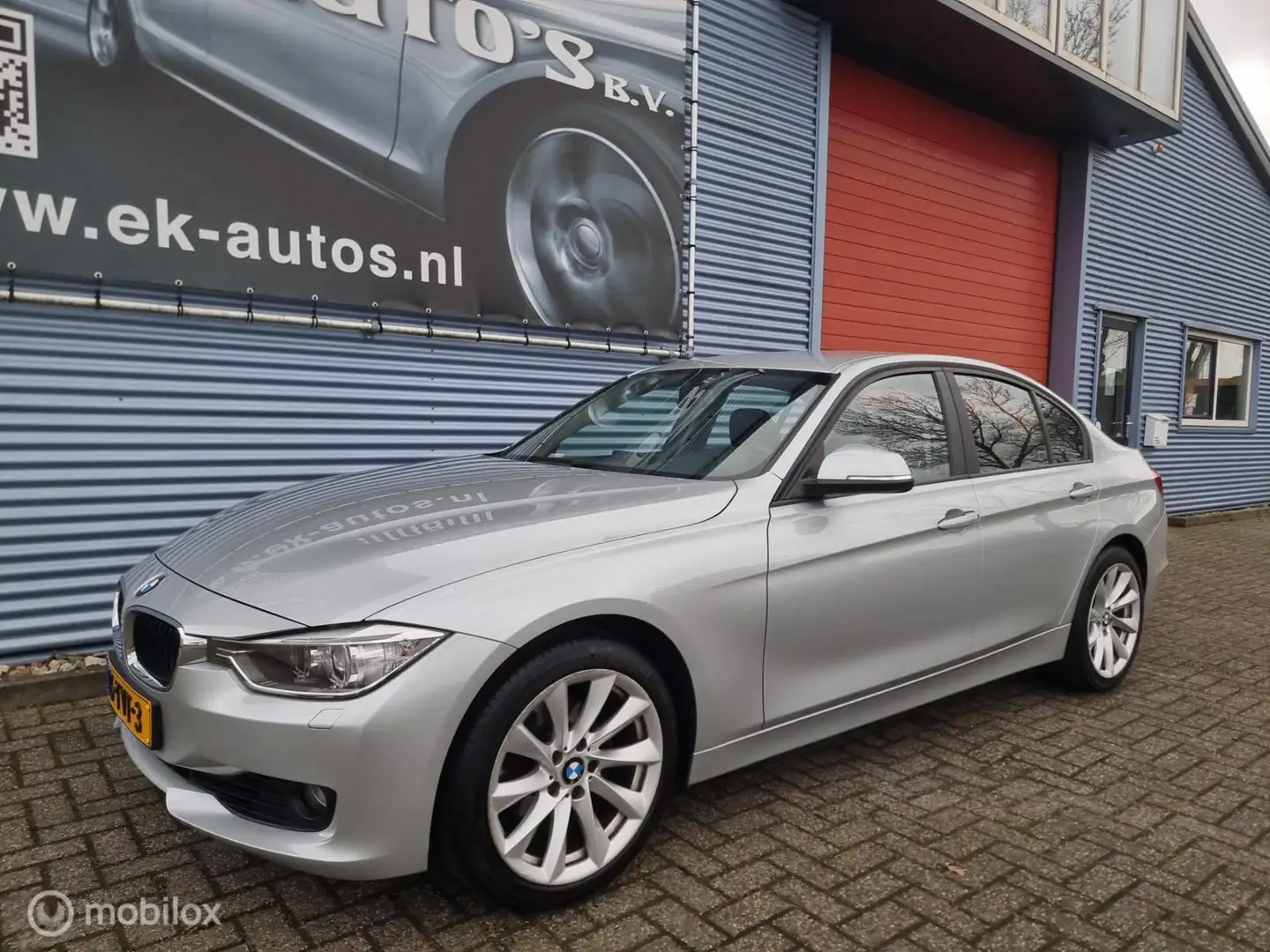 BMW 320 3-serie 320i Upgrade Edition 184pk Automaat. NL-Au Grau - 2