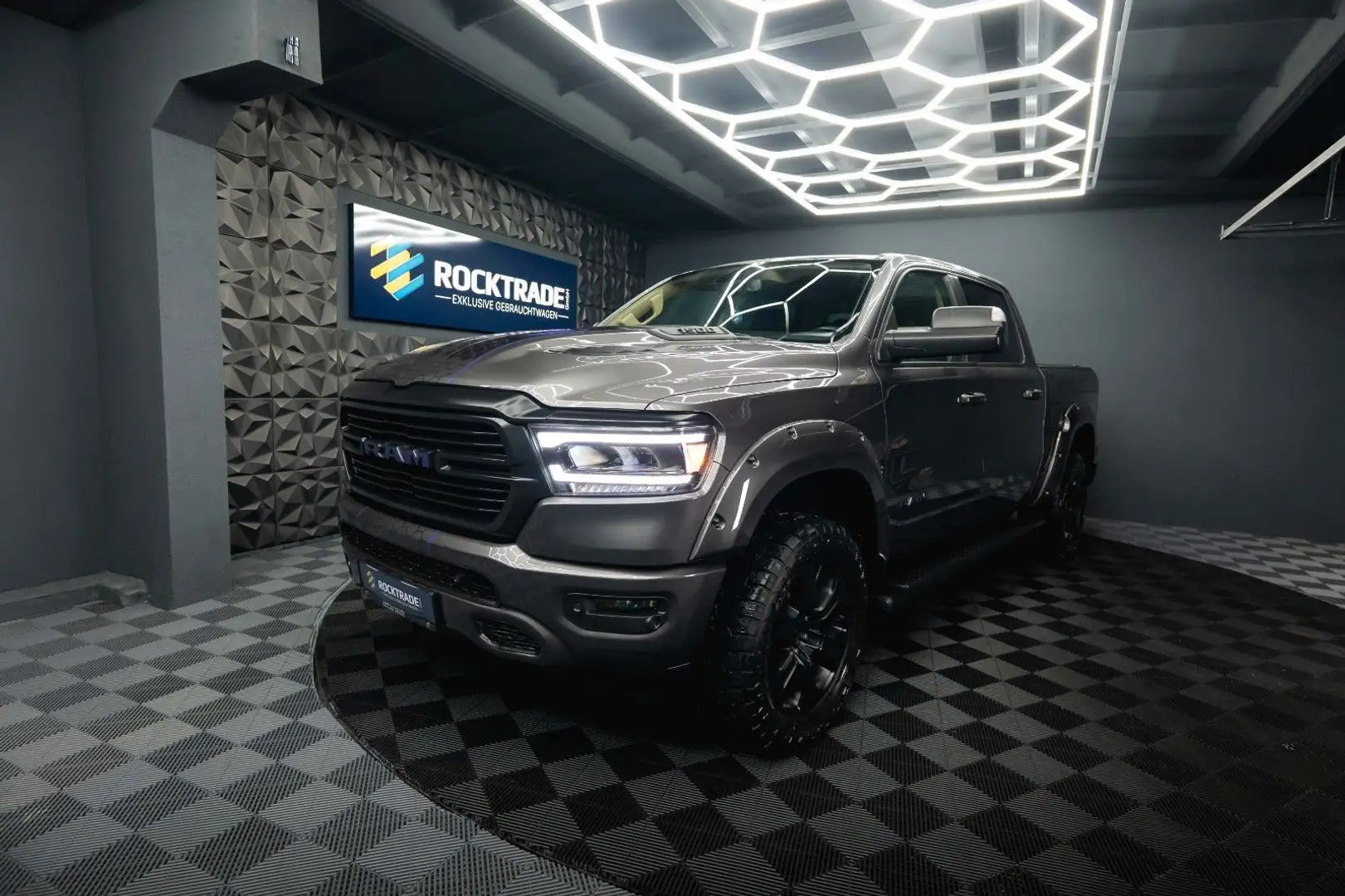 Dodge RAM 5.7 V8 HEMI 4x4 OFFROAD Night-Paket *LED* Grau - 1