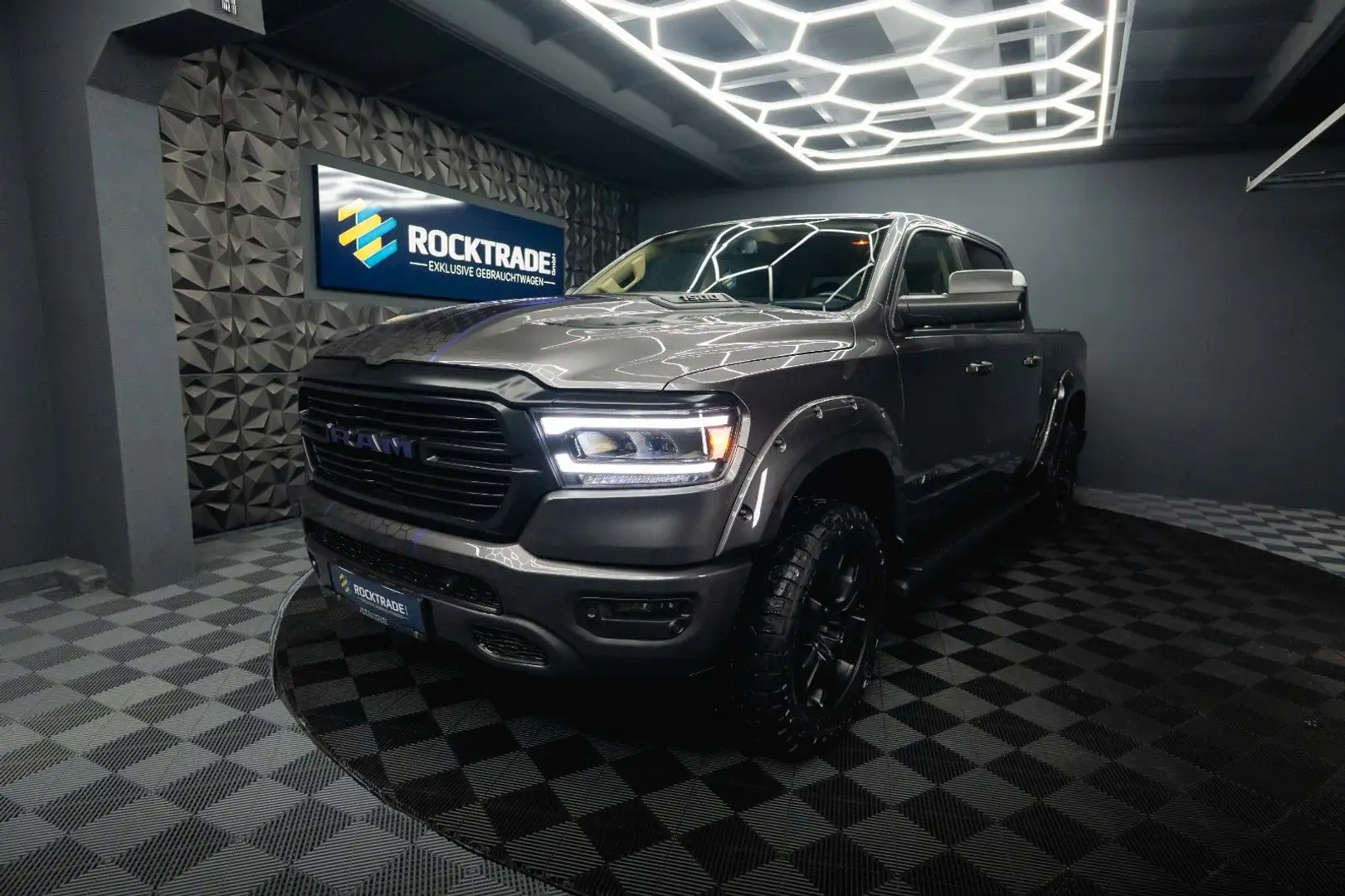 Dodge RAM 5.7 V8 HEMI 4x4 OFFROAD Night-Paket *LED* Grau - 2