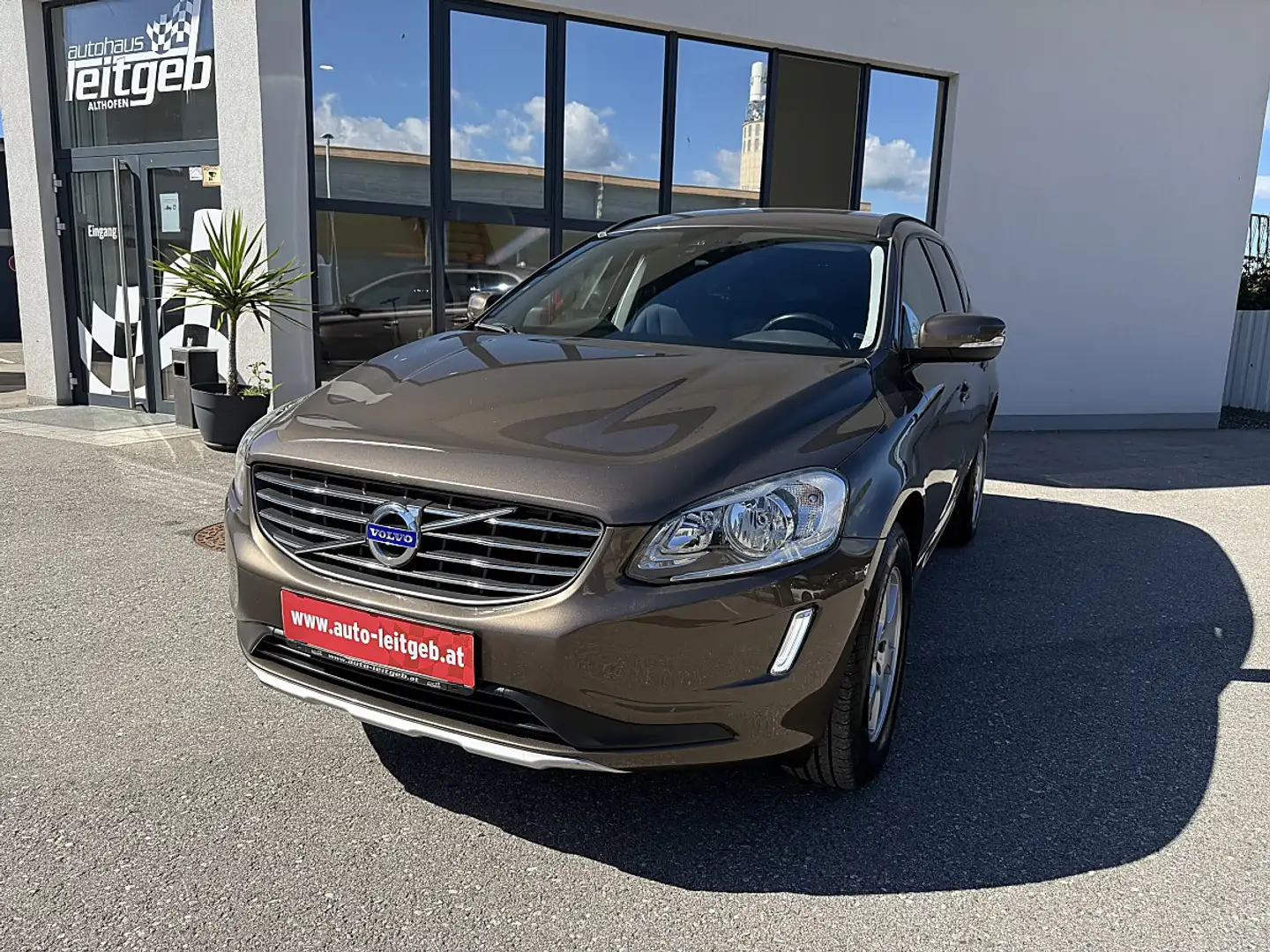 Volvo XC60 D3 Kinetic Braun - 1