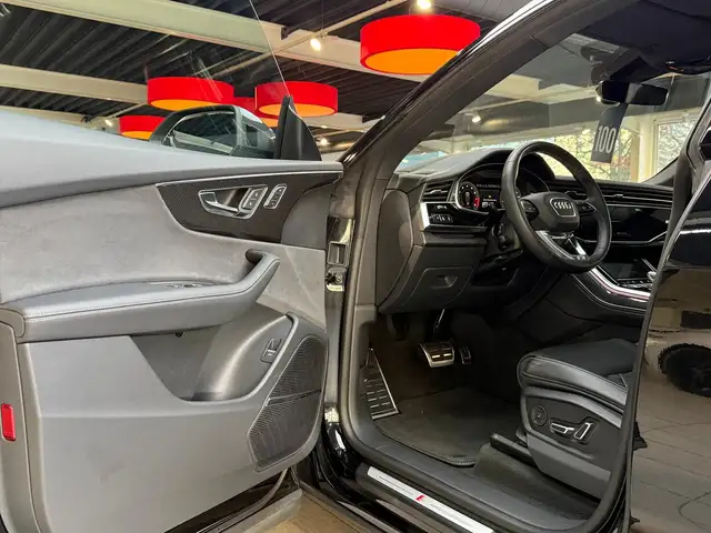 Audi SQ8 view 11