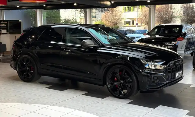 Audi SQ8 view 4