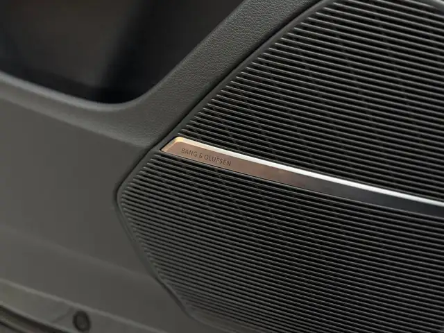 Audi SQ8 view 12