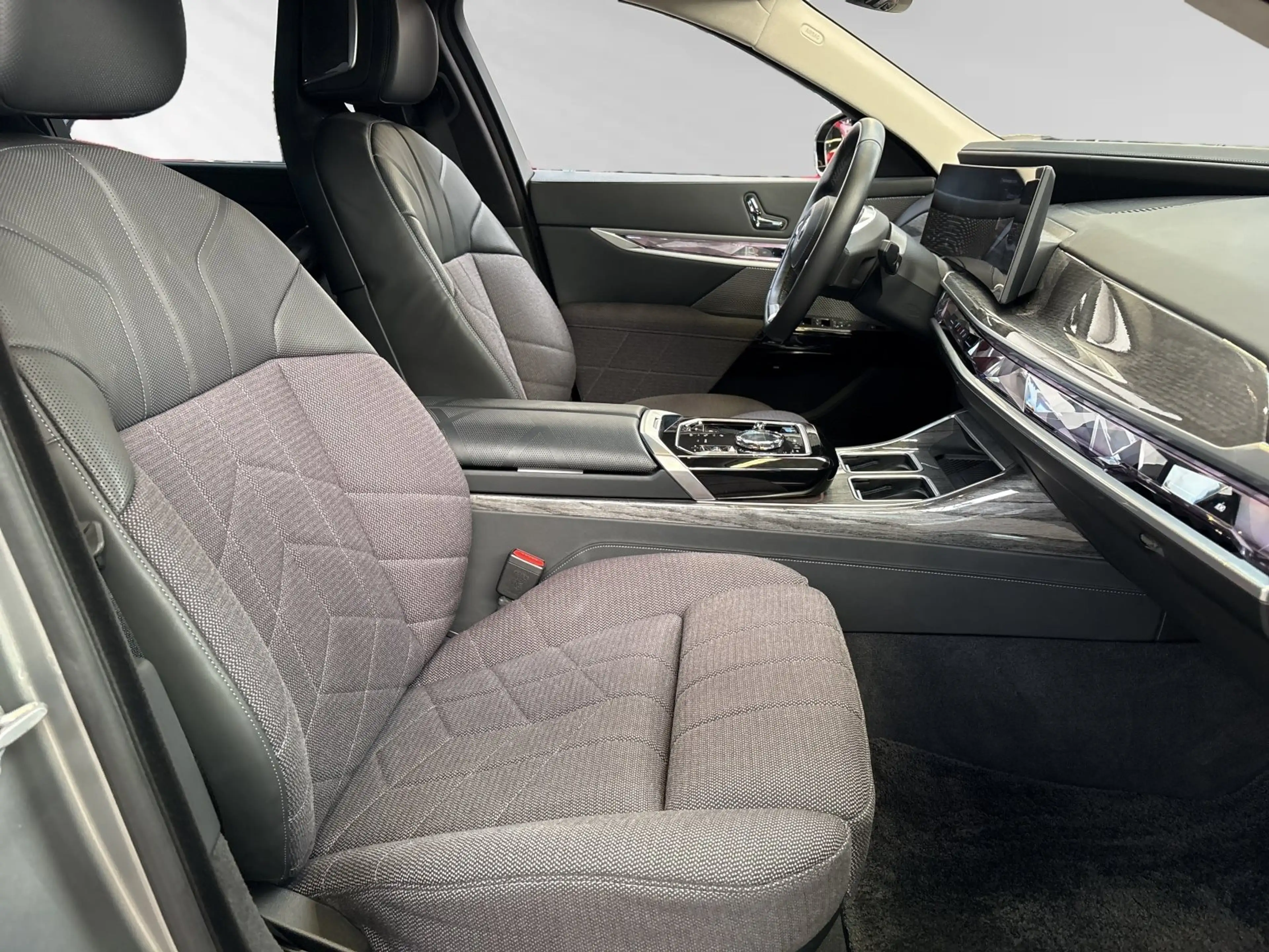 BMW i7 eDrive50 TV-Fond-Entertainment|SkyLounge — photo 9