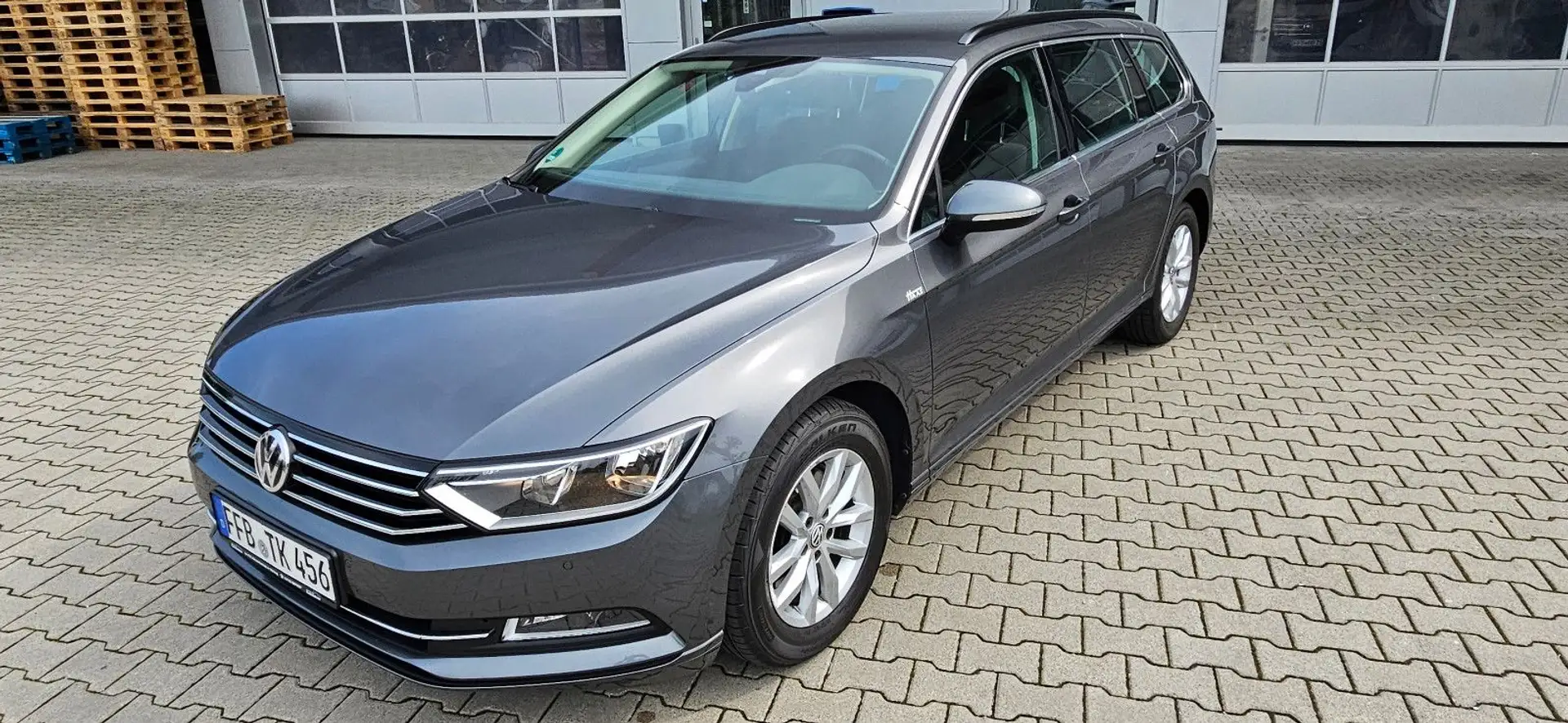 Volkswagen Passat Variant Comfortline BMT, ACC, AHK Grau - 2