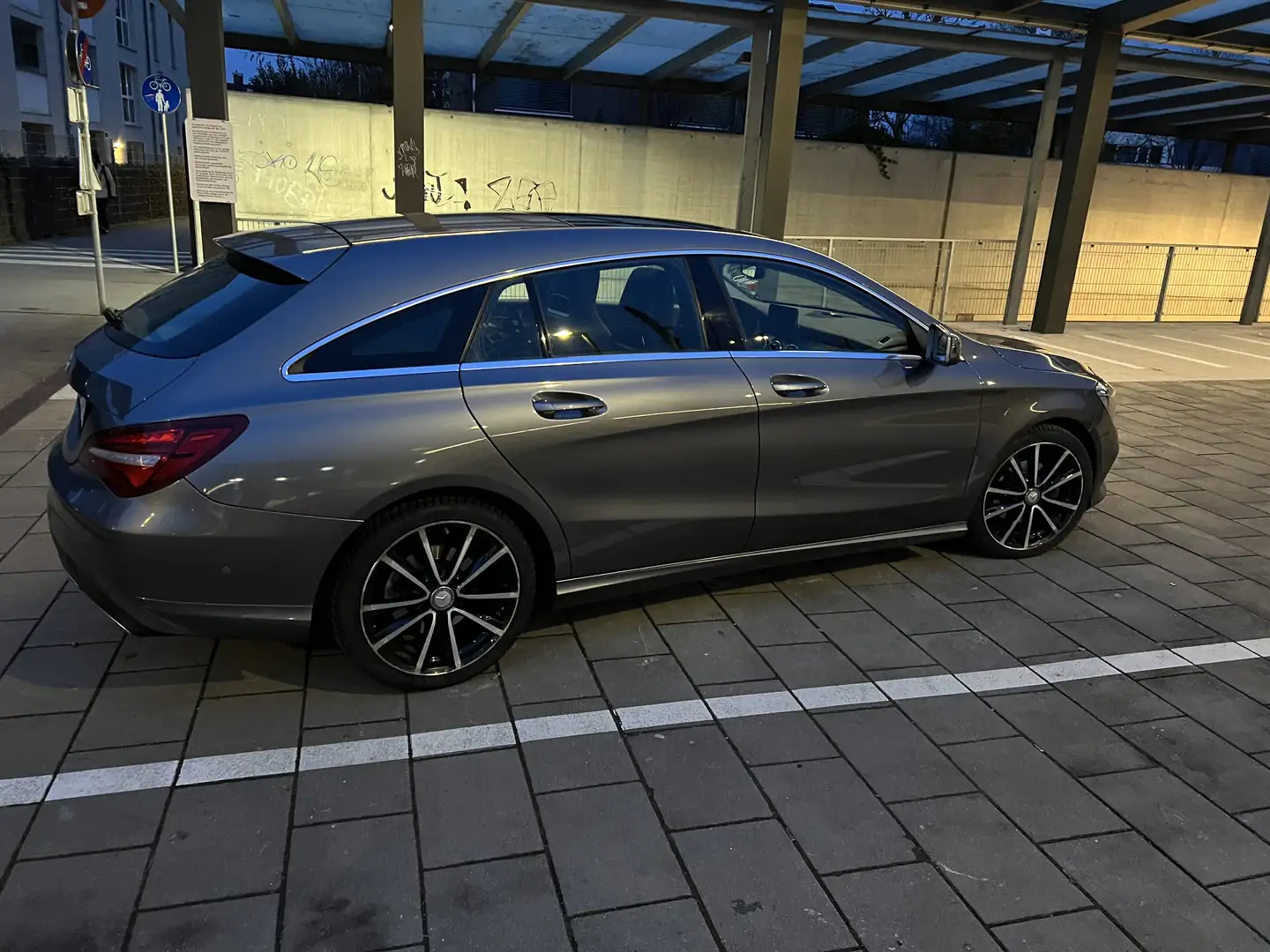 Mercedes-Benz CLA 200 CLA 200 d Shooting Brake Grau - 2