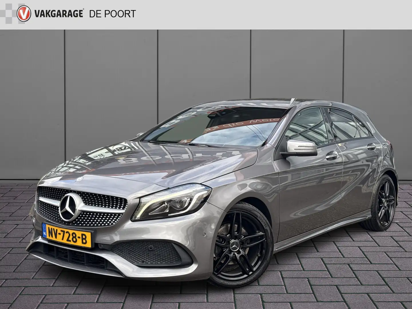 Mercedes-Benz A 180 AMG Night Edition Plus | H&K | Carplay | Leder | L Grijs - 1