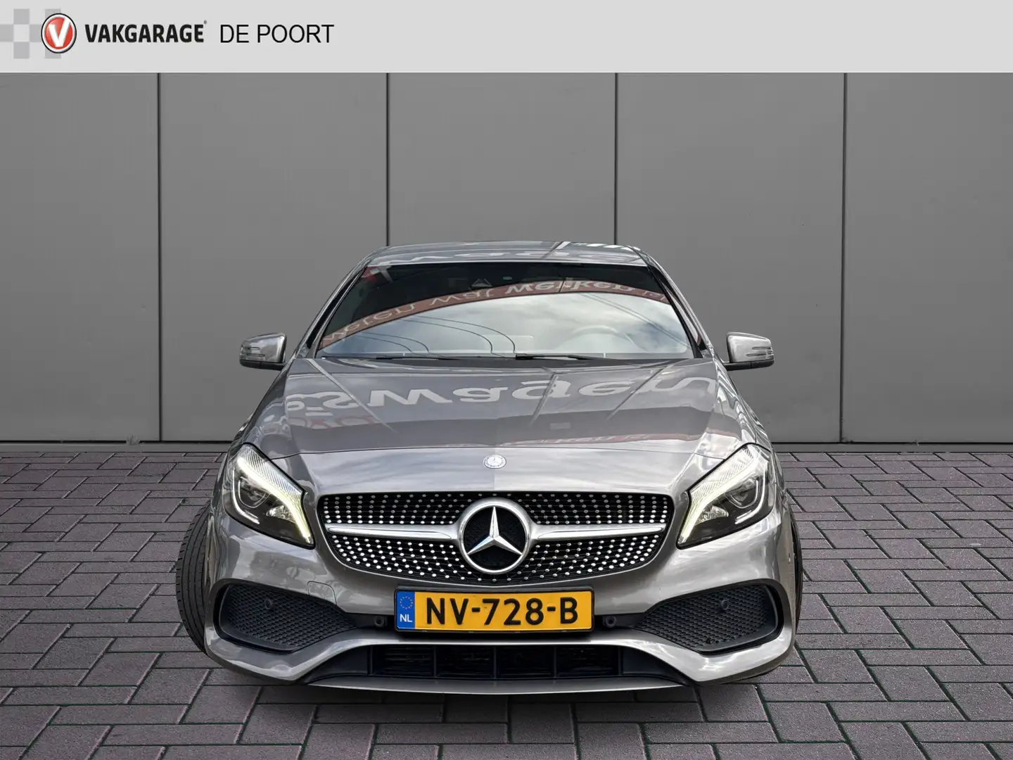 Mercedes-Benz A 180 AMG Night Edition Plus | H&K | Carplay | Leder | L Grijs - 2