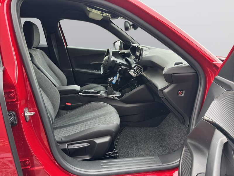 Peugeot 2008 1.2 PureTech 100 Allure — photo 10