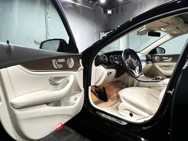 Mercedes-Benz 300 view 8