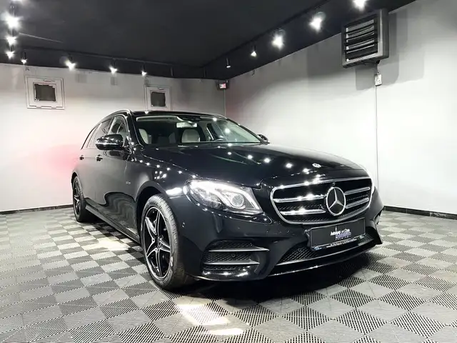 Mercedes-Benz 300 view 2