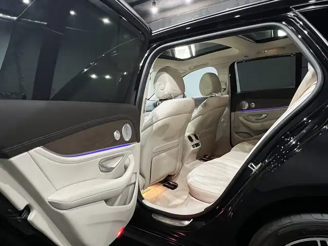 Mercedes-Benz 300 view 9