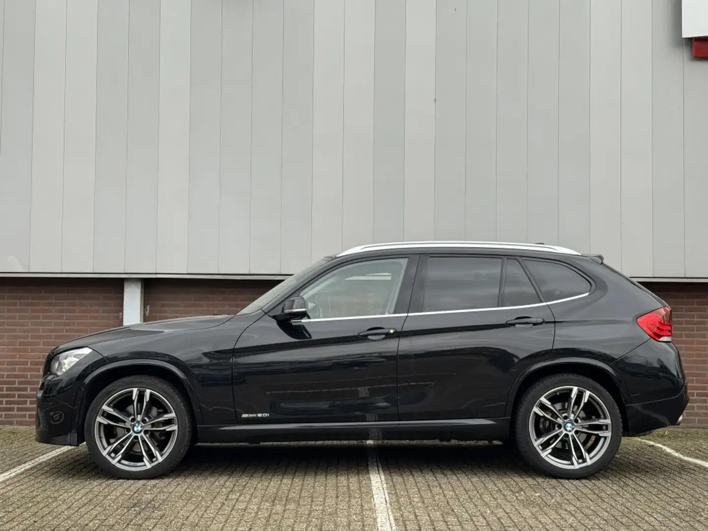 BMW X1 Automaat sDrive20i High Exec. Zwart - 2