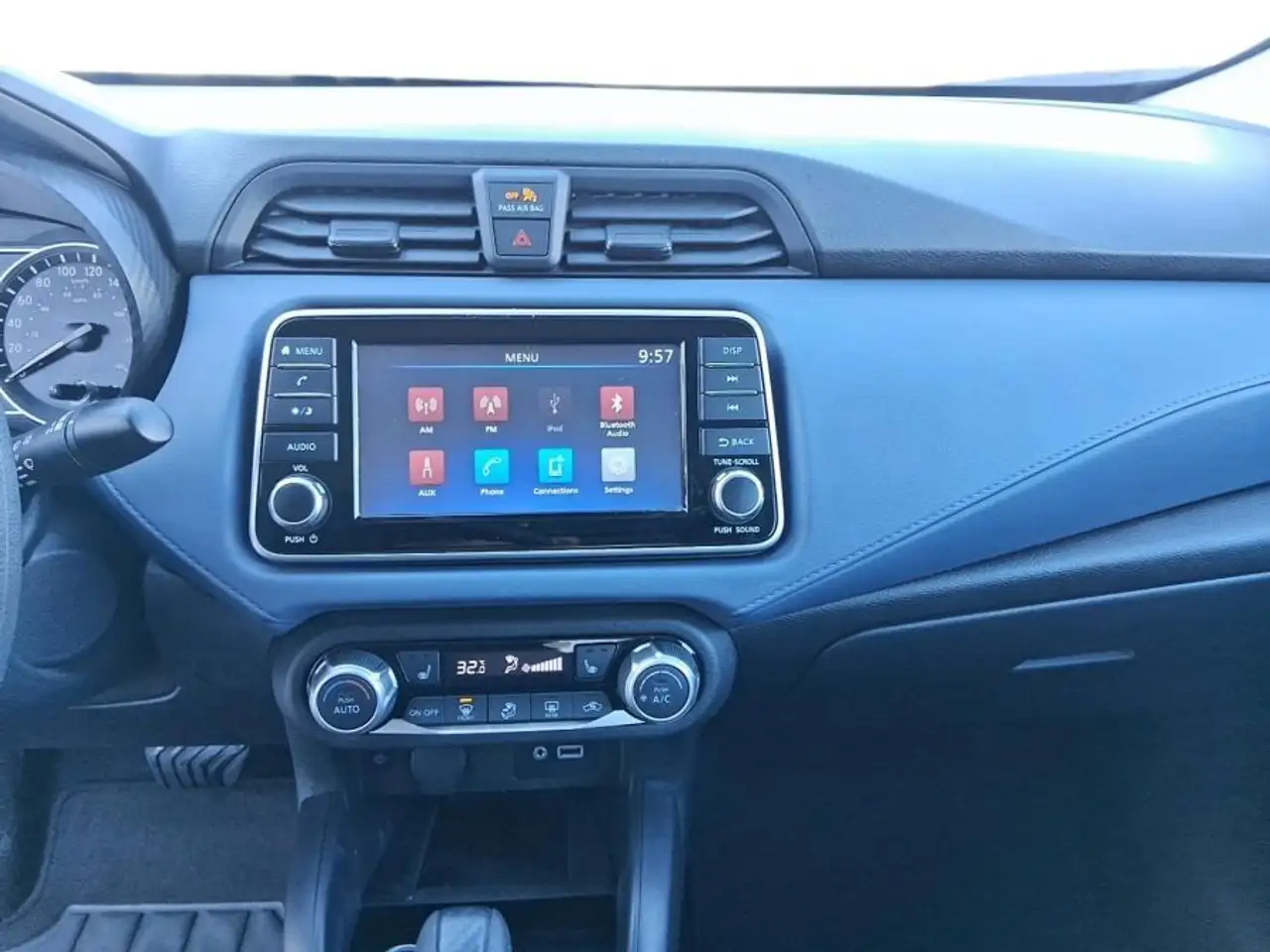 Nissan Versa снимка Nissan Versa