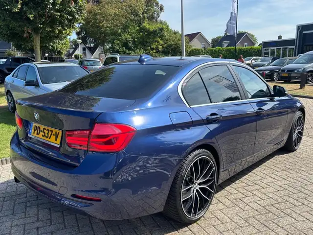 BMW 3 Series view 6