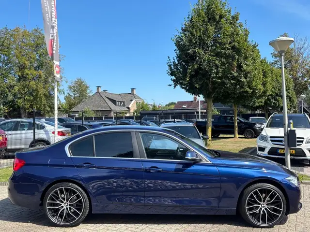 BMW 3 Series view 4