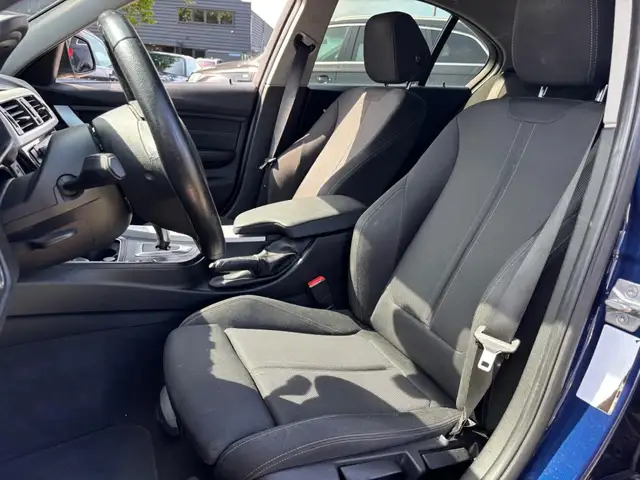 BMW 3 Series view 12