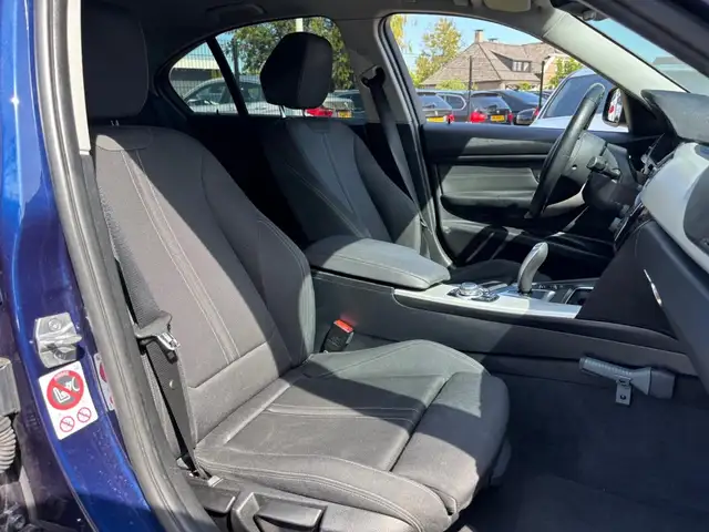 BMW 3 Series view 11