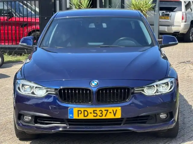 BMW 3 Series view 2