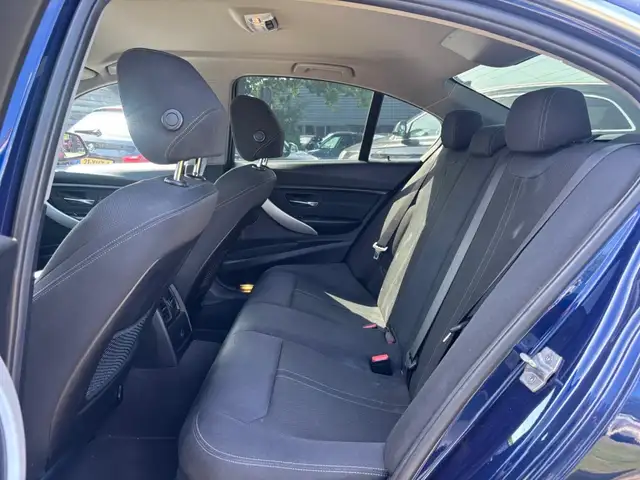 BMW 3 Series view 19