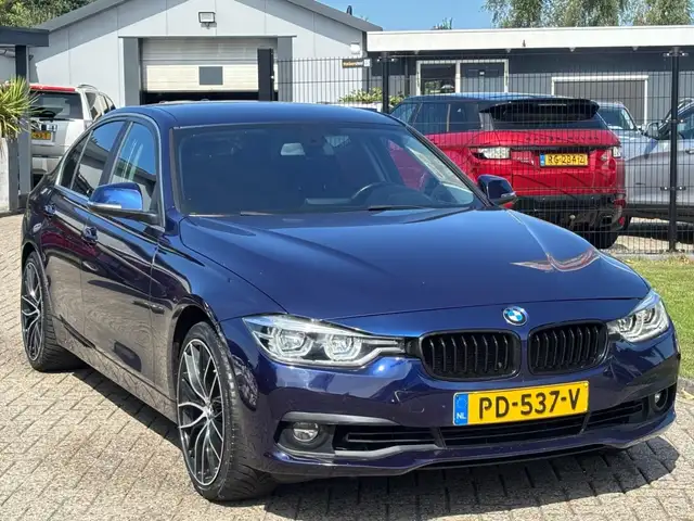BMW 3 Series view 3