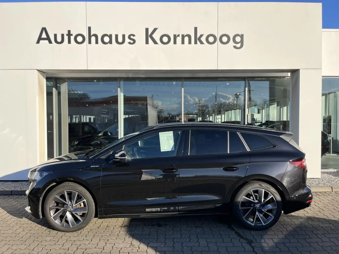 Skoda Enyaq iV 80 Sportline 20" AHK Wärmep eKlap Navi Schwarz - 1