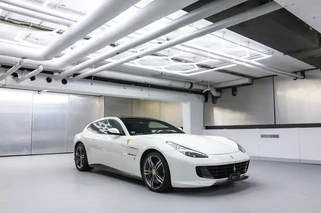 Ferrari GTC4 Lusso 6.3 V12 Ferrari Warranty Panoramadach