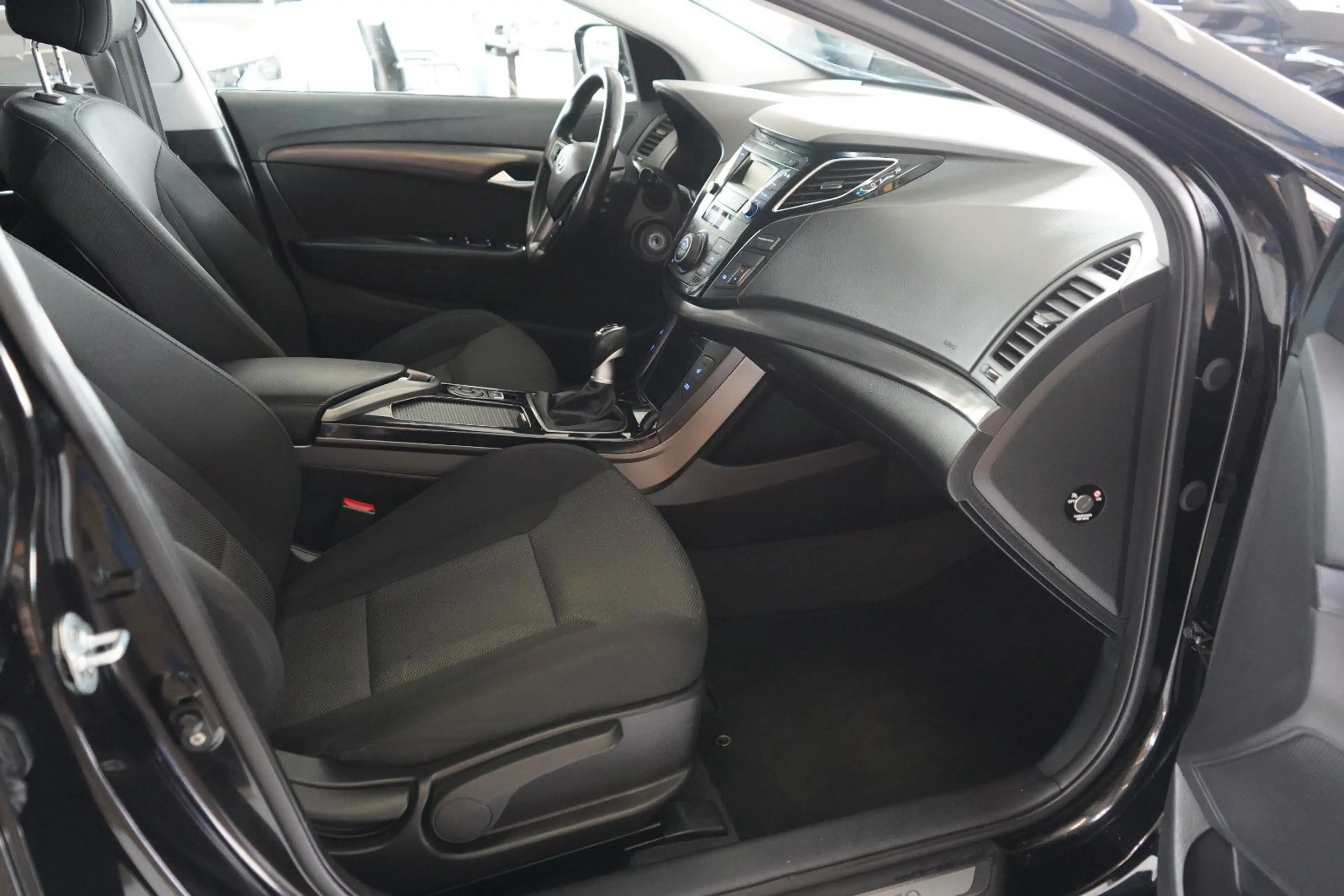 Hyundai i40 cw blue Trend KLIMAAUTO./ TEMPOMAT / PDC — photo 8