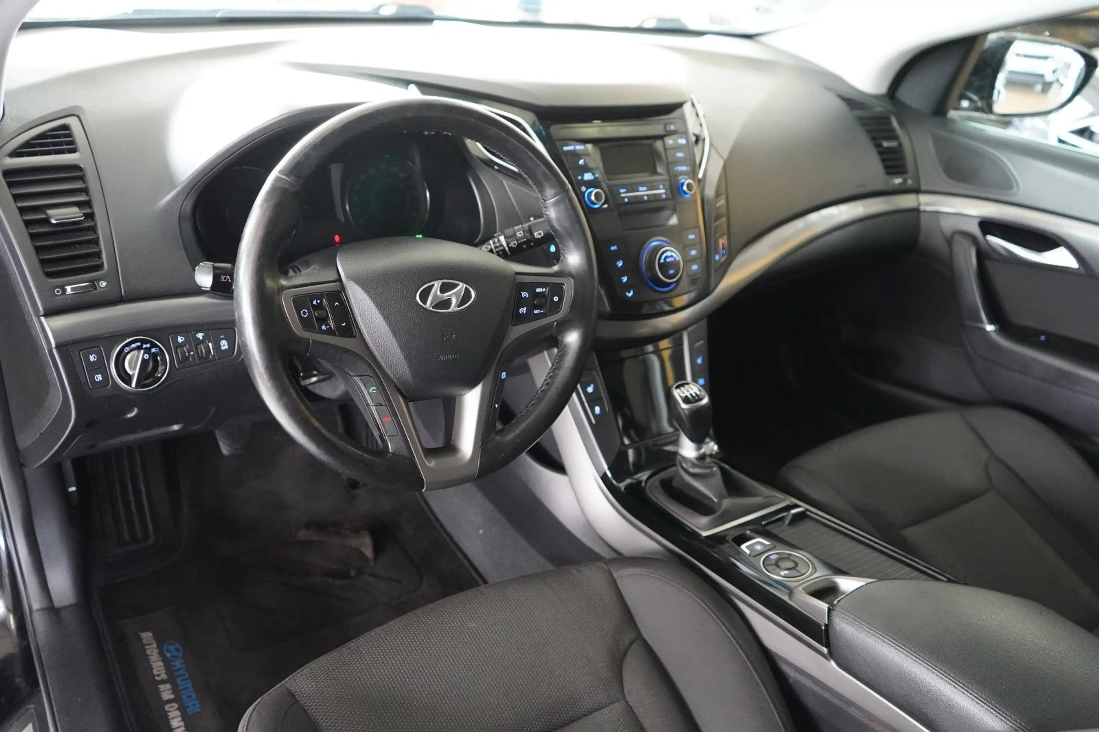 Hyundai i40 cw blue Trend KLIMAAUTO./ TEMPOMAT / PDC — photo 11