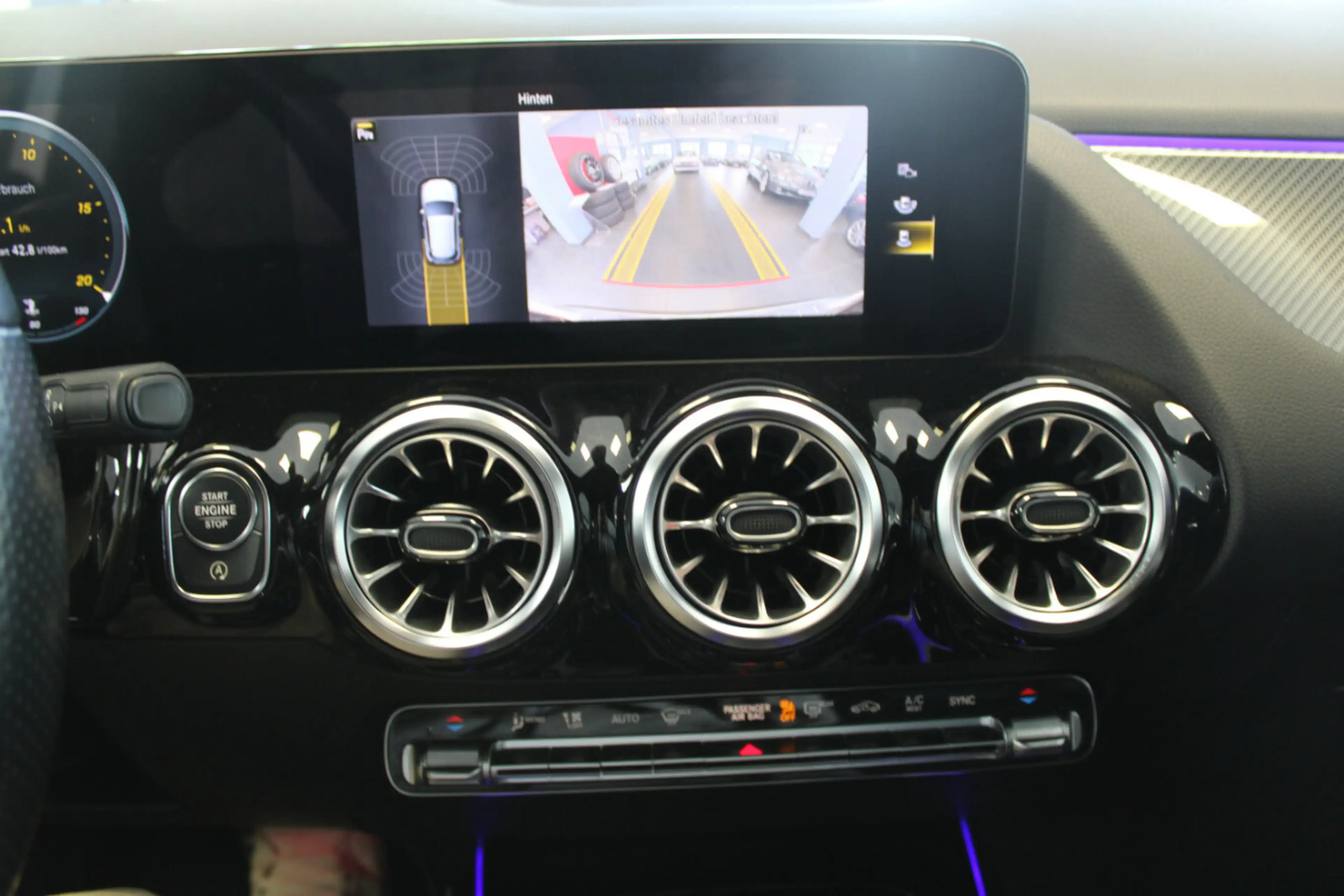 Mercedes-Benz GLA 200 D 8G-DCT AMG Line — photo 12