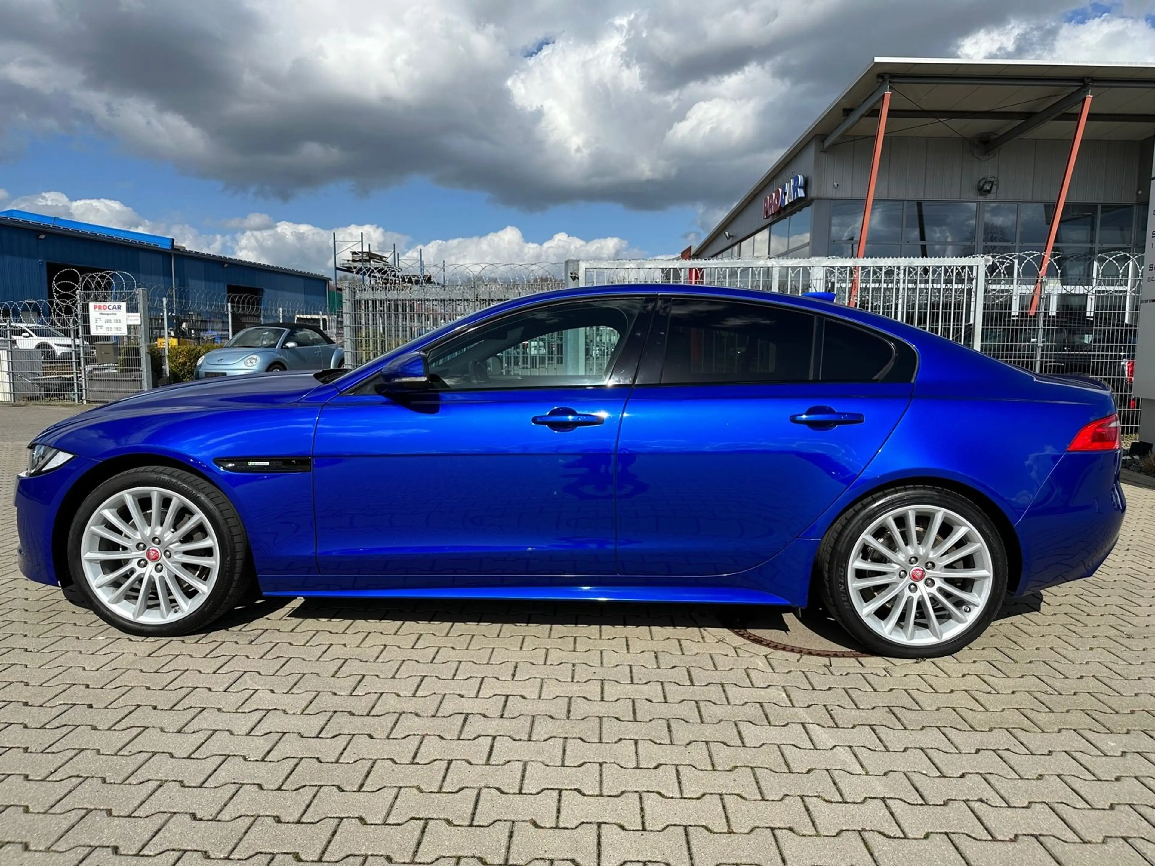 Jaguar XE R-Sport — photo 11