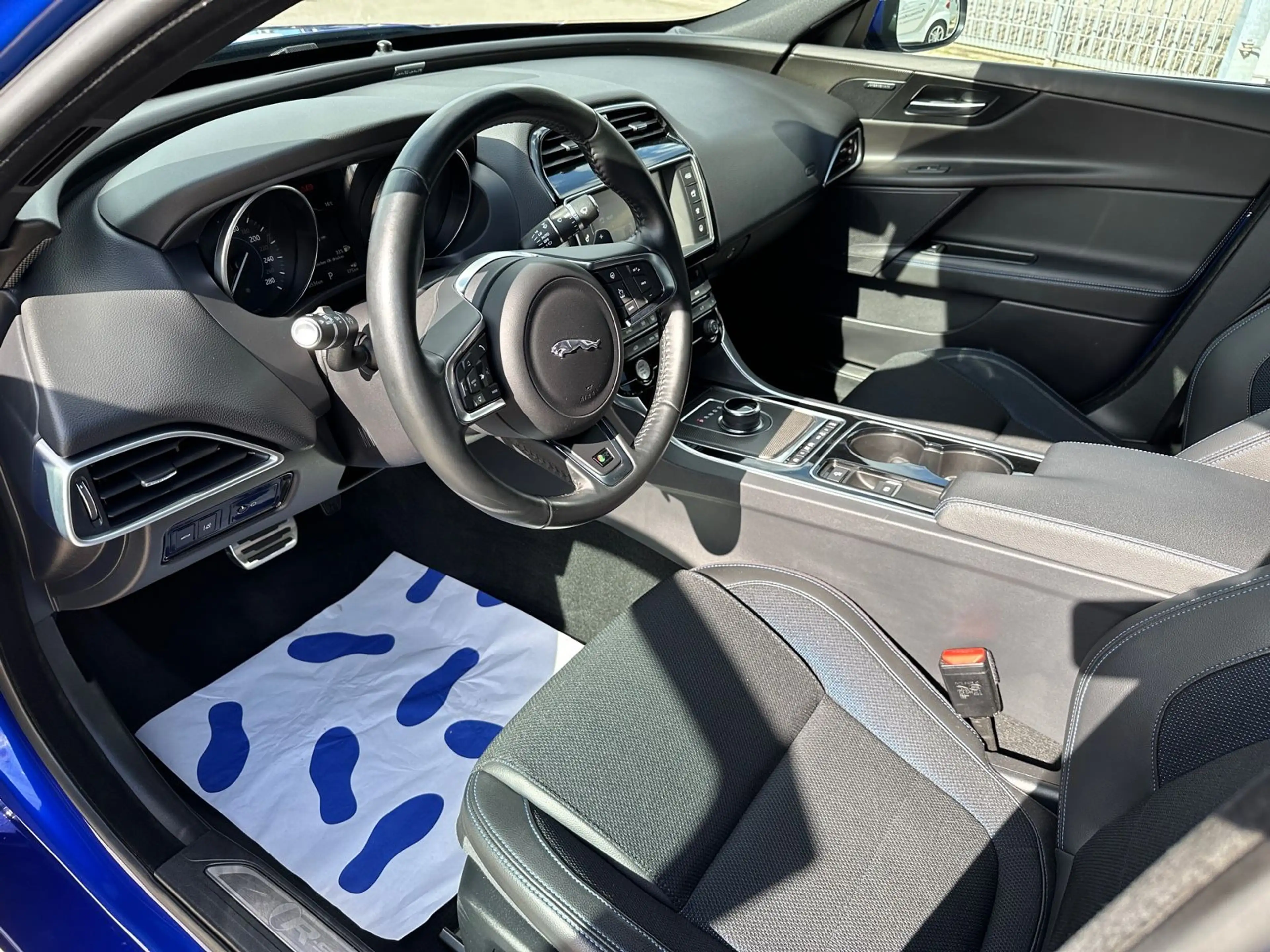 Jaguar XE R-Sport — photo 14