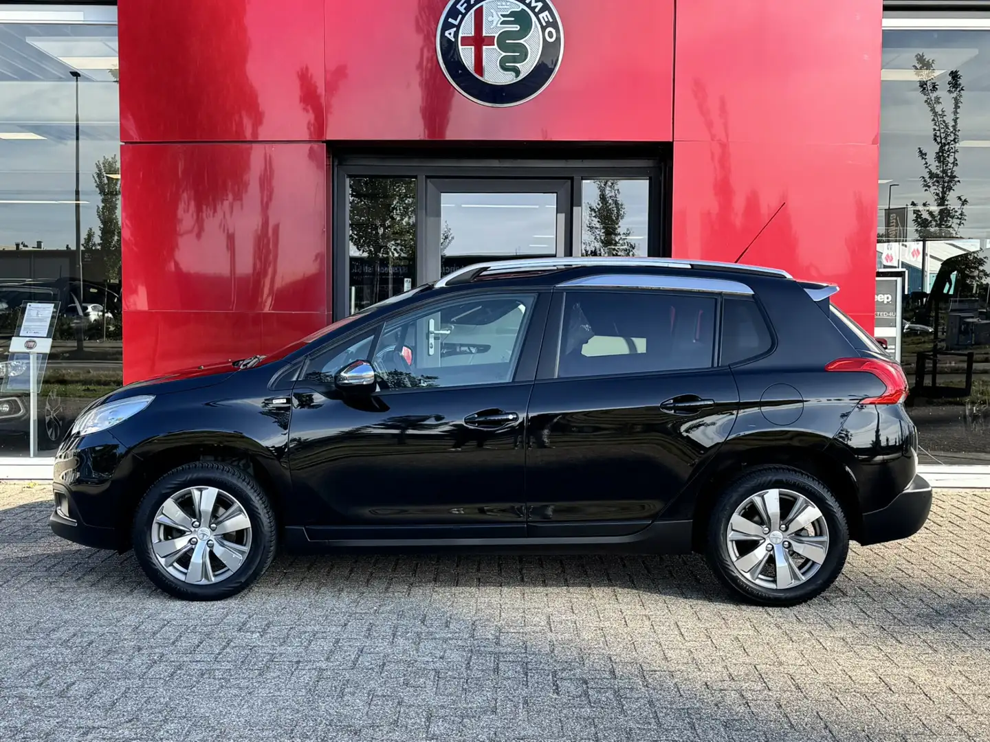 Peugeot 2008 1.2 PureTech Style | Panoramadak | Trekhaak | Crui Zwart - 2