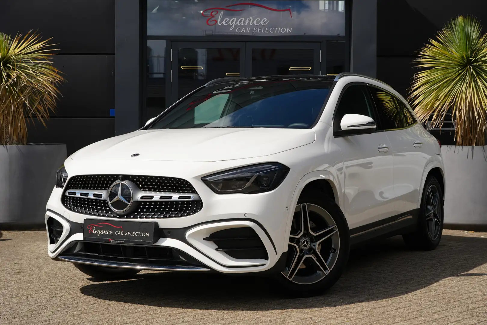 Mercedes-Benz GLA 180 Star Edition AMG Line 136pk Panoramadak/Stoelverwa Wit - 1