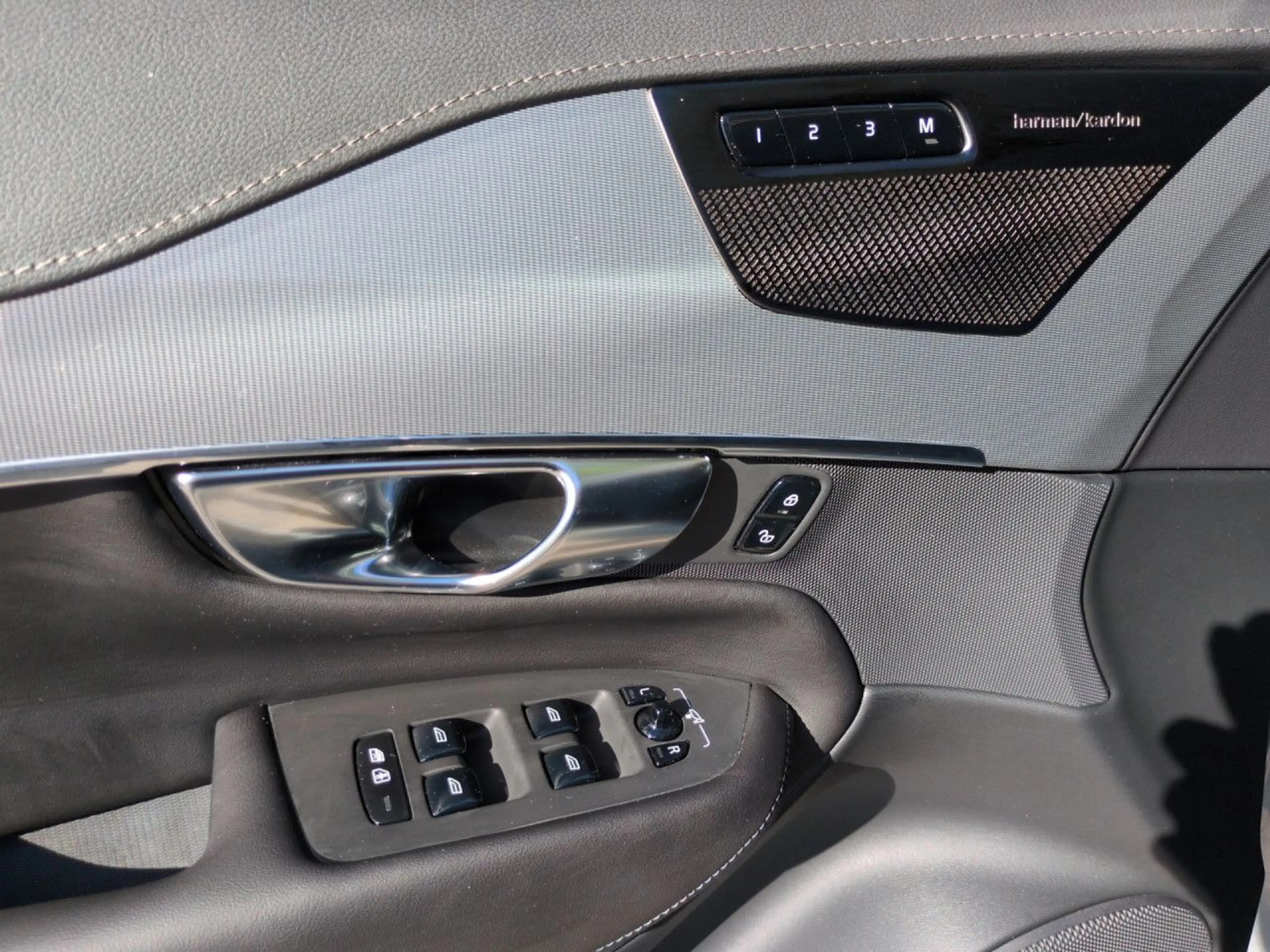 Volvo XC90 XC 90 Plus Dark Recharge Plug-In Hybrid AWD LED — photo 12